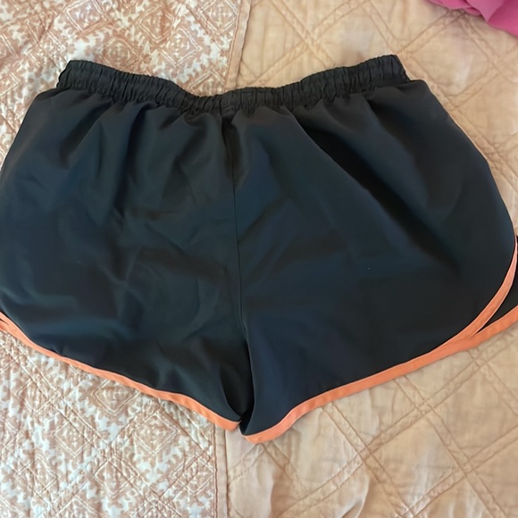 UnderArmor running shorts - Picture 3 of 3